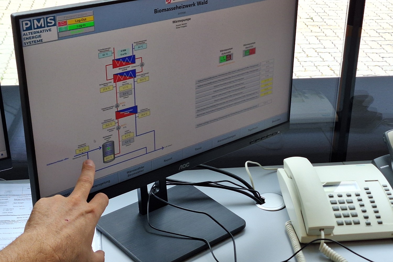 Ein Hand zeigt mit einem Finger auf einen Computerbildschirm, auf dem