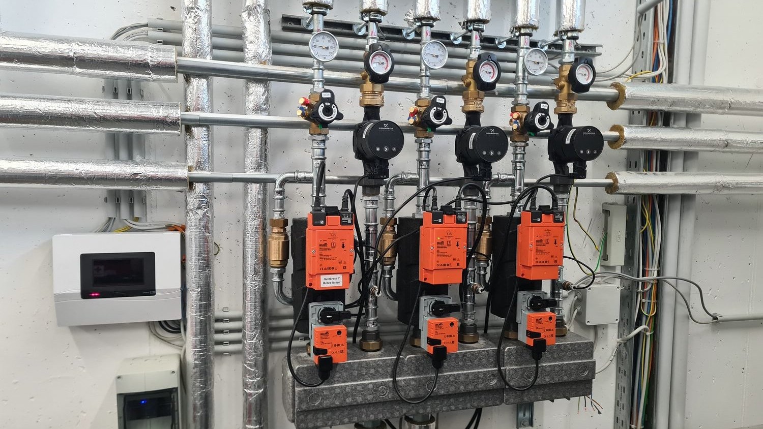 Technische Anlage mit isolierten Rohrleitungen, Druckanzeigen und Ventilen
