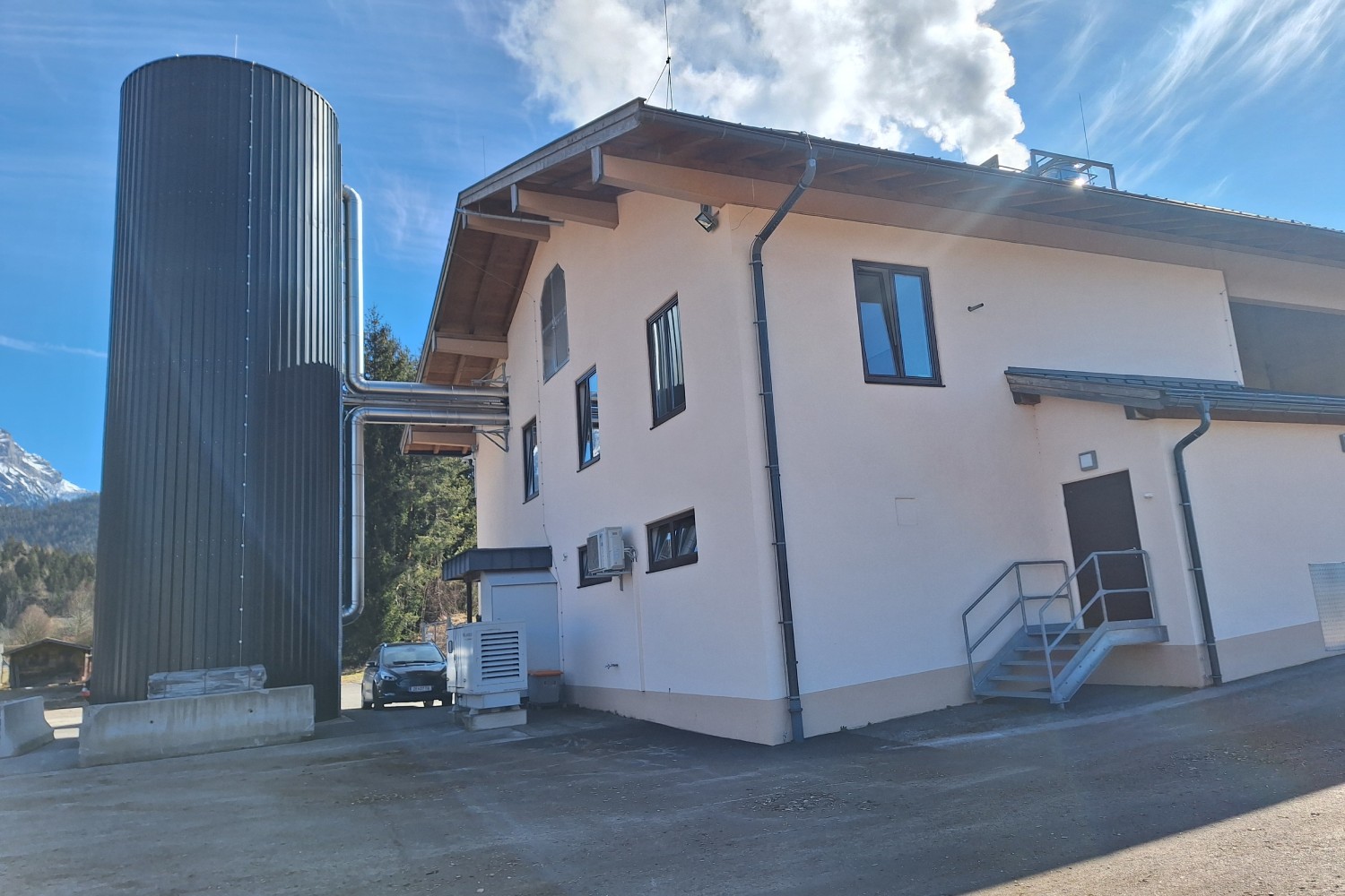 Ein Heizkessel neben einem Haus