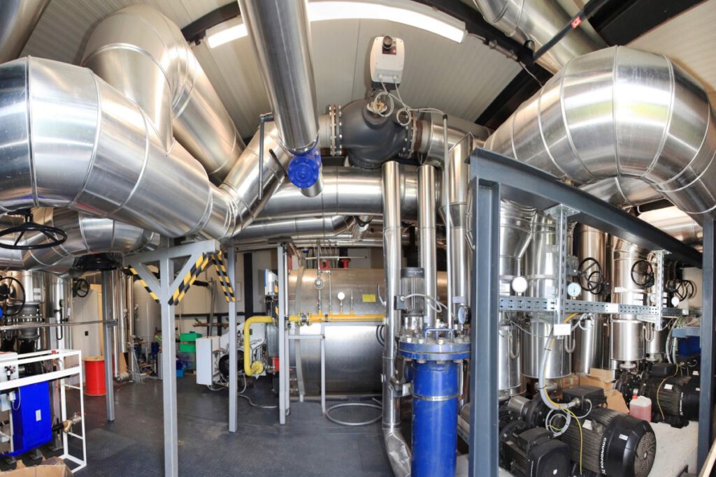 Industrielle Anlage mit Rohrleitungen, Druckbehältern und Ventilen