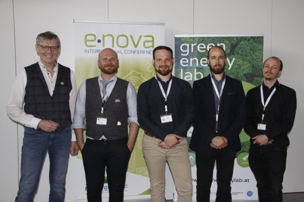 Fünf Personen stehen vor zwei Roll-ups, auf einem Roll-up steht Green Energy Lab und auf dem anderen steht e-nova