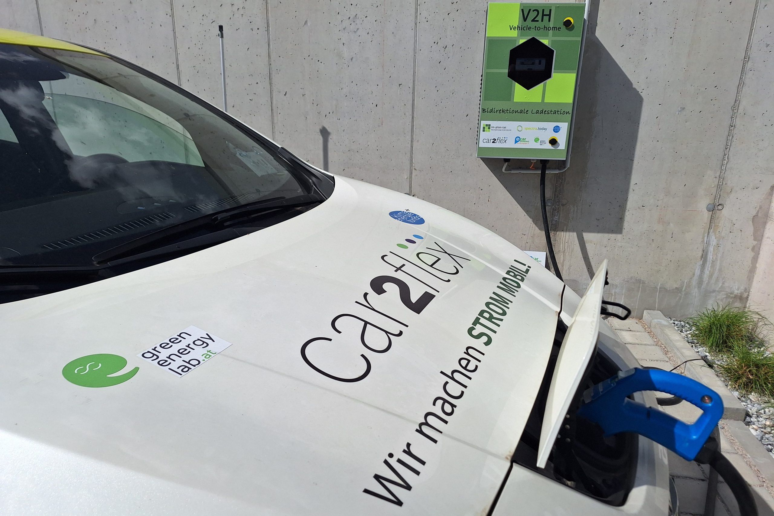 E-Auto an bidirektionaler Ladesäule angesteckt