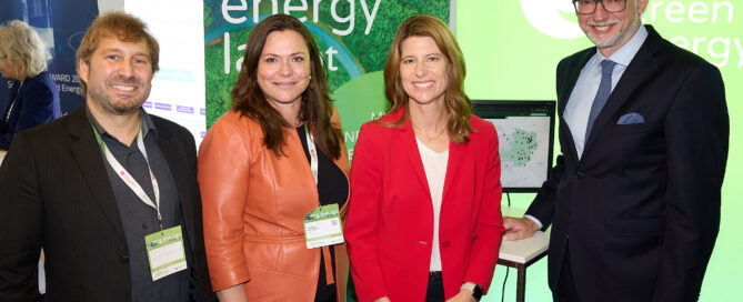 Von rechts: Michael Strugl, Präsident, und Barbara Schmidt, Generalsekretärin von Oesterreichs Energie mit Andrea Edelmann, Obfrau und Vorstandssprecherin, und Ludwig Fliesser, Communications Manager von Green Energy Lab. Hinweis: Download der Bilder in druckfähiger Auflösung per Rechtsklick. Redaktionelle Verwendung honorarfrei. © Oesterreichs Energie / Christian Fürthner