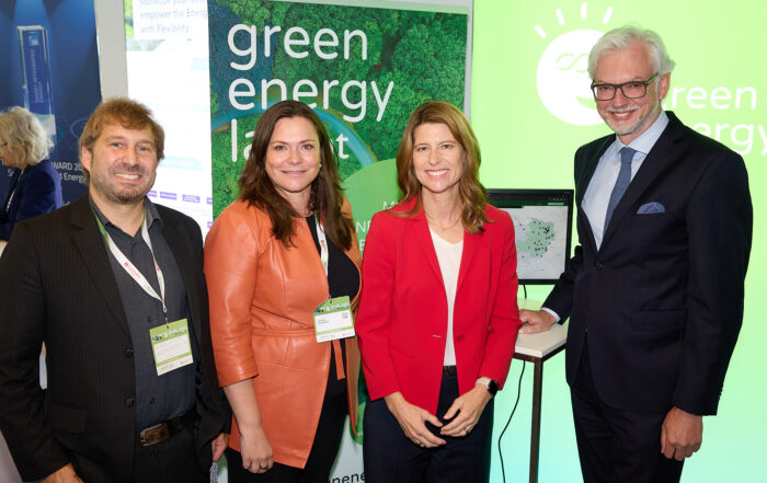 Von rechts: Michael Strugl, Präsident, und Barbara Schmidt, Generalsekretärin von Oesterreichs Energie mit Andrea Edelmann, Obfrau und Vorstandssprecherin, und Ludwig Fliesser, Communications Manager von Green Energy Lab. Hinweis: Download der Bilder in druckfähiger Auflösung per Rechtsklick. Redaktionelle Verwendung honorarfrei. © Oesterreichs Energie / Christian Fürthner