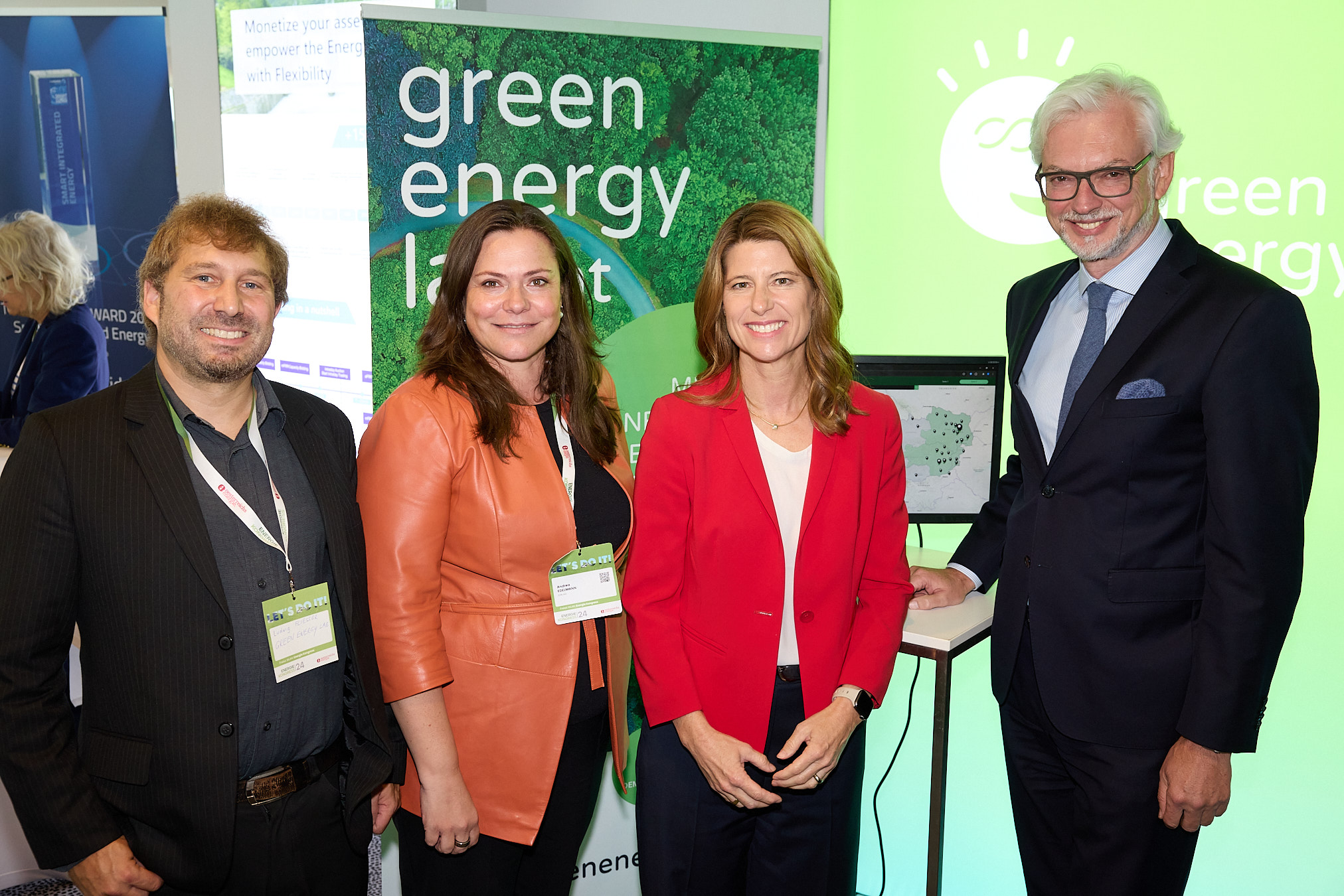 Von rechts: Michael Strugl, Präsident, und Barbara Schmidt, Generalsekretärin von Oesterreichs Energie mit Andrea Edelmann, Obfrau und Vorstandssprecherin, und Ludwig Fliesser, Communications Manager von Green Energy Lab. Hinweis: Download der Bilder in druckfähiger Auflösung per Rechtsklick. Redaktionelle Verwendung honorarfrei. © Oesterreichs Energie / Christian Fürthner