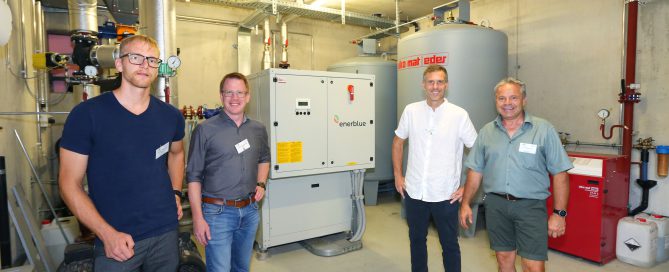 (von links nach rechts) Christian Pugl-Pichler, Stefan Retschitzegger (AEE INTEC), Joachim Kelz (AEE INTEC) und einem Mitarbeiter der Salzburg AG vor der neuen Wärmepumpe im Heizwerk Wald © Klimafonds/Krobath