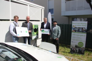 Eröffnung der ersten bidirektionalen Ladesäule in Stockerau: (v.l.) Matthias Zawichowski, Verein fahrvergnügen.at / im-plan-tat Raumplanungs GmbH & CoKG; Matthias Komarek, Energie- und Umweltagentur des Landes Niederösterreich; Martin Schuster, NÖ Bau und Siedlungsgenossenschaft; Ludwig Fliesser, Forschungsinitiative Green Energy Lab. © Raumplanungsbüro im-plan-tat