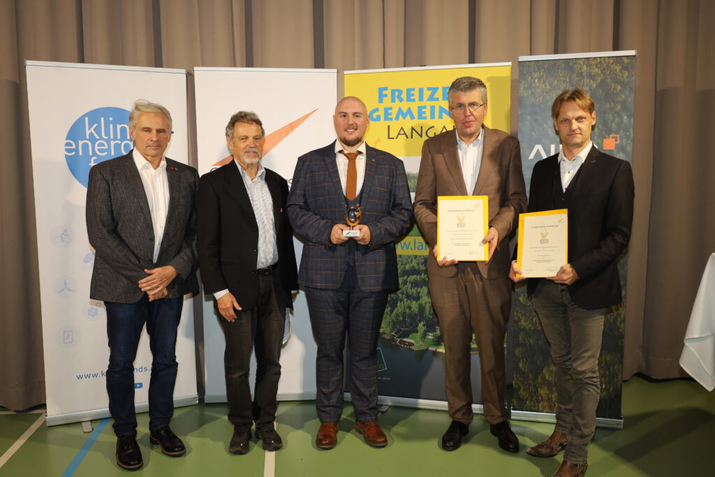 (von rechts) Matthias Zawichowski, fahrvergnügen.at; Martin Schuster, NÖ Bau- und Siedlungsgenossenschaft; Florian Fattinger, im-plan-tat Raumplanungs GmbH & CoKG; Wolfgang Hein und Karl Trettler, Eurosolar Austria, bei der Verleihung des Österreichischen Solarpreises. © Eurosolar Austria