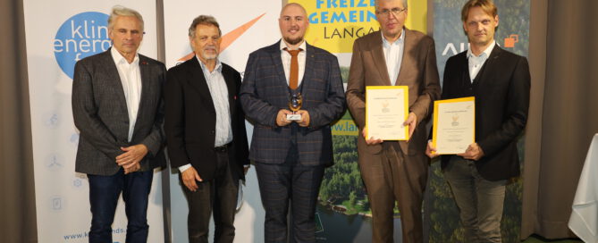 (von rechts) Matthias Zawichowski, fahrvergnügen.at; Martin Schuster, NÖ Bau- und Siedlungsgenossenschaft; Florian Fattinger, im-plan-tat Raumplanungs GmbH & CoKG; Wolfgang Hein und Karl Trettler, Eurosolar Austria, bei der Verleihung des Österreichischen Solarpreises. © Eurosolar Austria