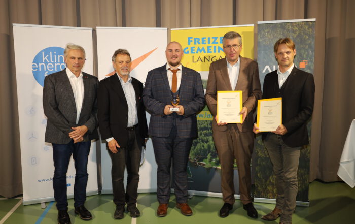 (von rechts) Matthias Zawichowski, fahrvergnügen.at; Martin Schuster, NÖ Bau- und Siedlungsgenossenschaft; Florian Fattinger, im-plan-tat Raumplanungs GmbH & CoKG; Wolfgang Hein und Karl Trettler, Eurosolar Austria, bei der Verleihung des Österreichischen Solarpreises. © Eurosolar Austria