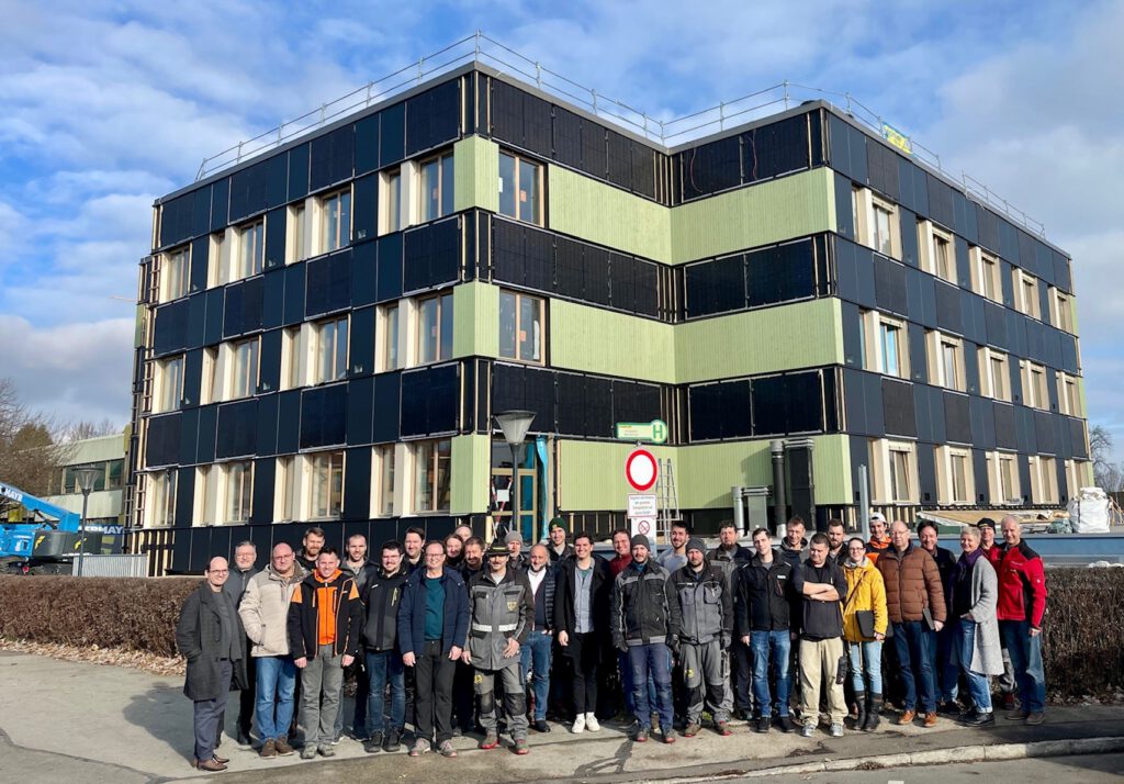 Eine große Gruppe von Personen vor dem gerade frisch Renovierten Gebäude der Schule in Knittelfeld