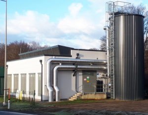 Gebäude mit zylindrischem Heißwasserspeicher