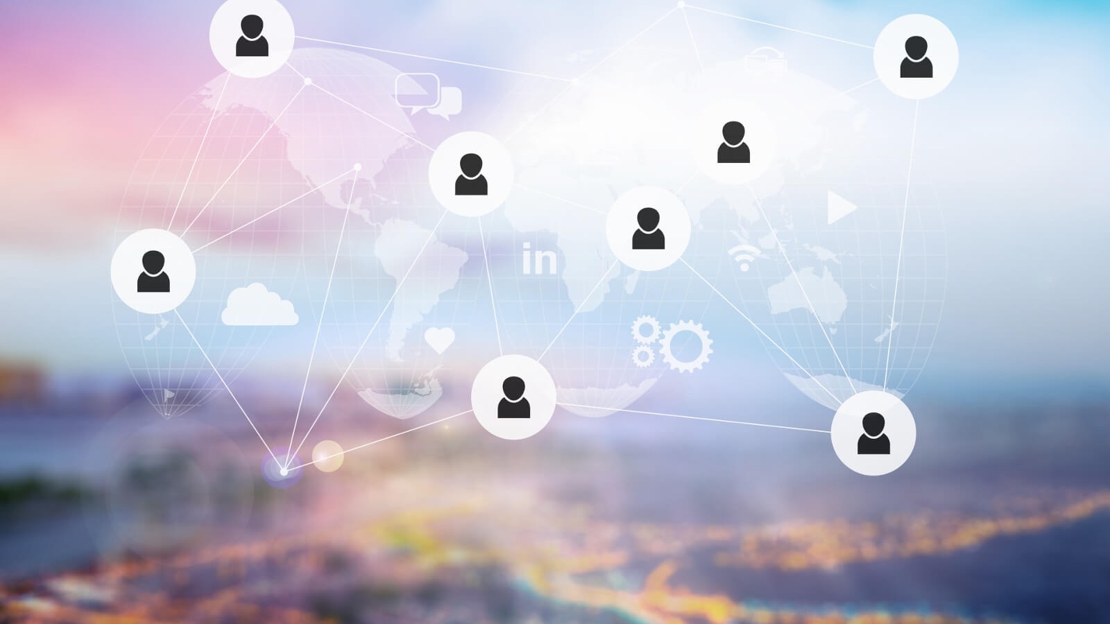 Ein Netzwerk aus Linien, die Kreise mit mehreren Icons einer Person verbinden, vor einer fast transparenten Weltkarte und im Hintergrund eine verschwommene Darstellung einer Stadt bei Nacht