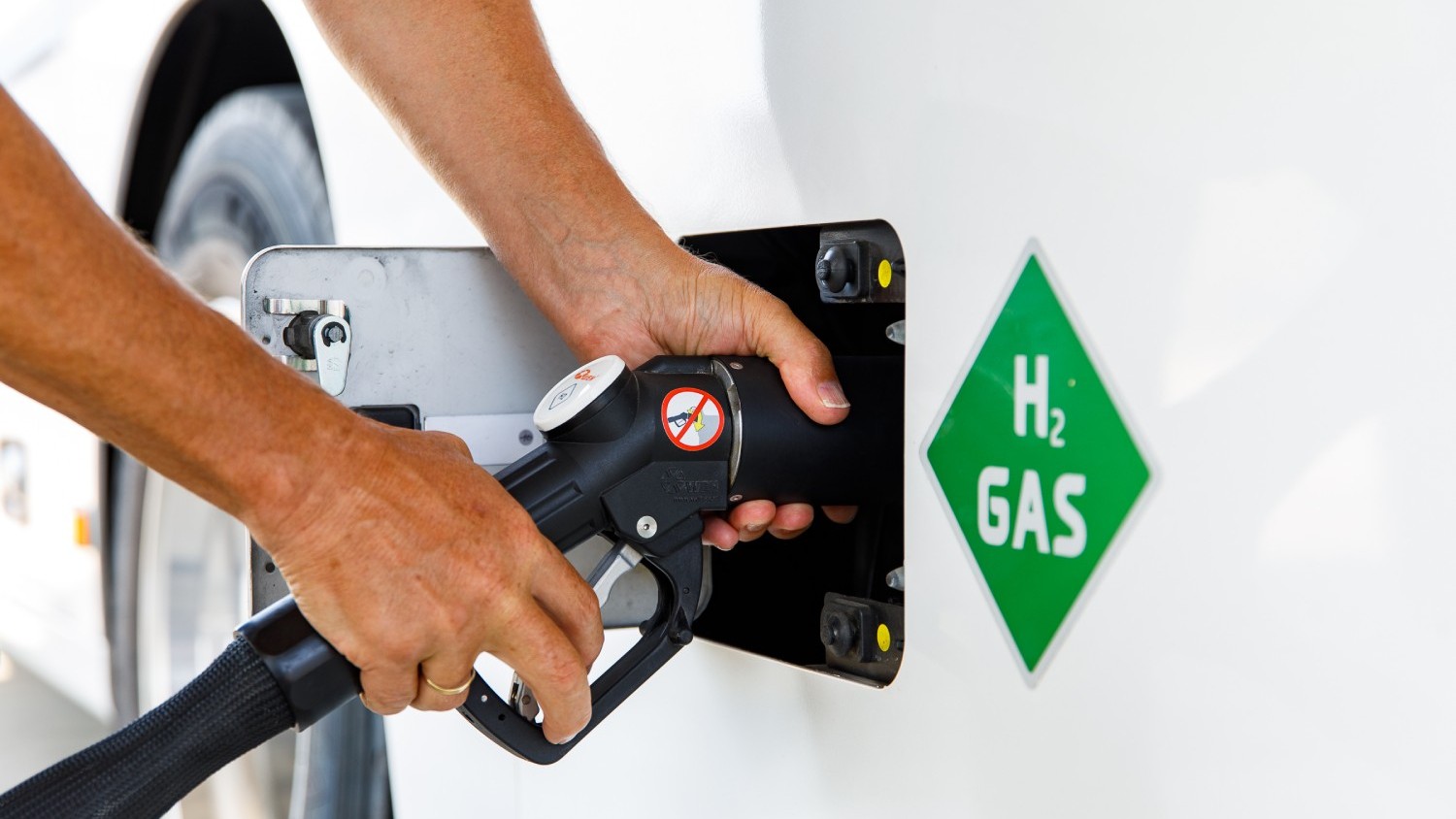 © Wien Energie Ein Fahrzeug wird mit H2 Gas getankt