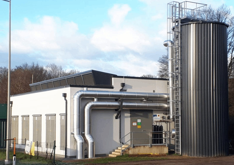 Gebäude mit zylindrischem Heißwasserspeicher