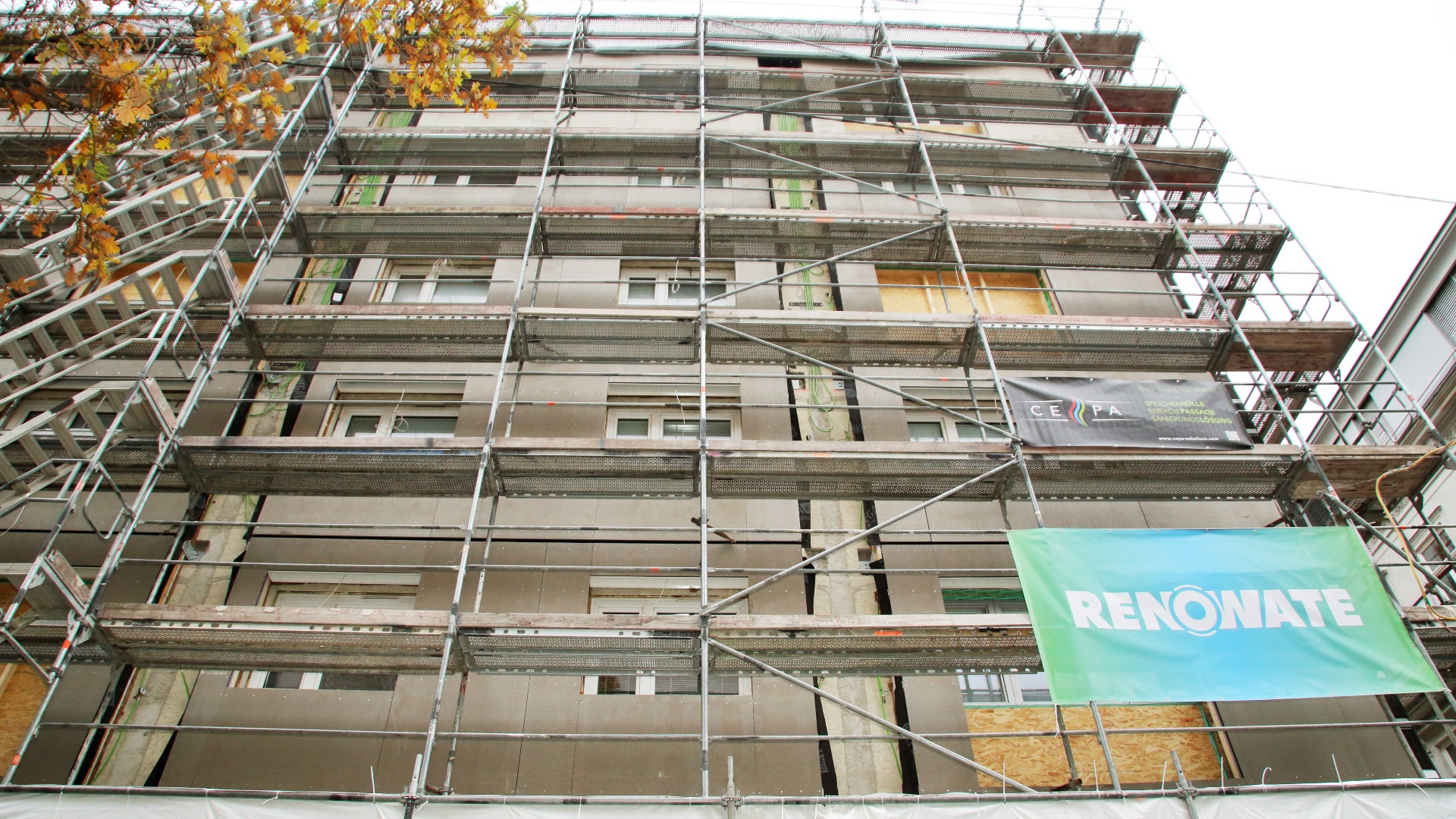 © Klimafonds / Krobath Ein mehrgeschossiges Gebäude vor dem ein Baugerüst steht