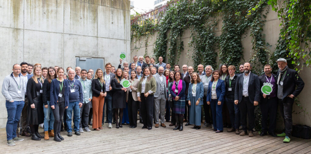 Gruppenfoto von rund 50–60 Personen