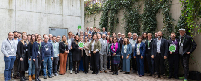 Gruppenfoto von rund 50–60 Personen