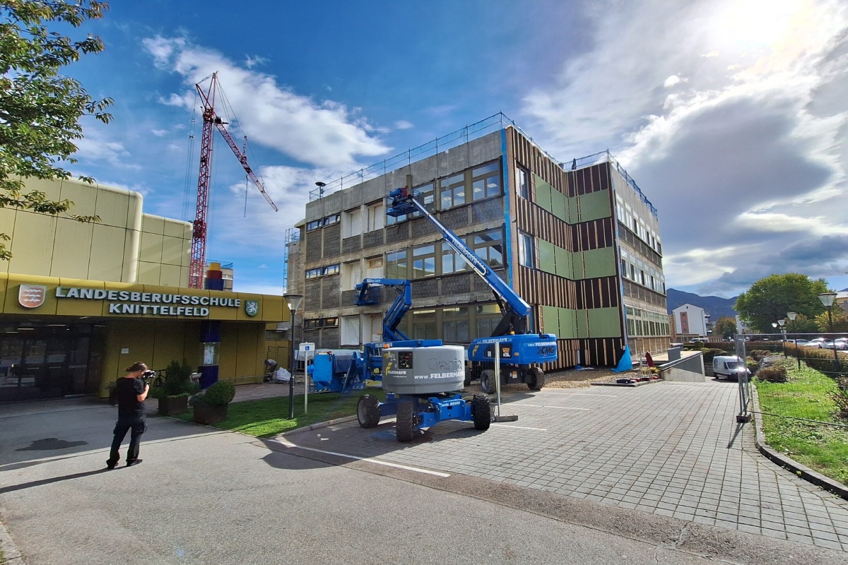 Ein großes Schulgebäude, das gerade saniert wird