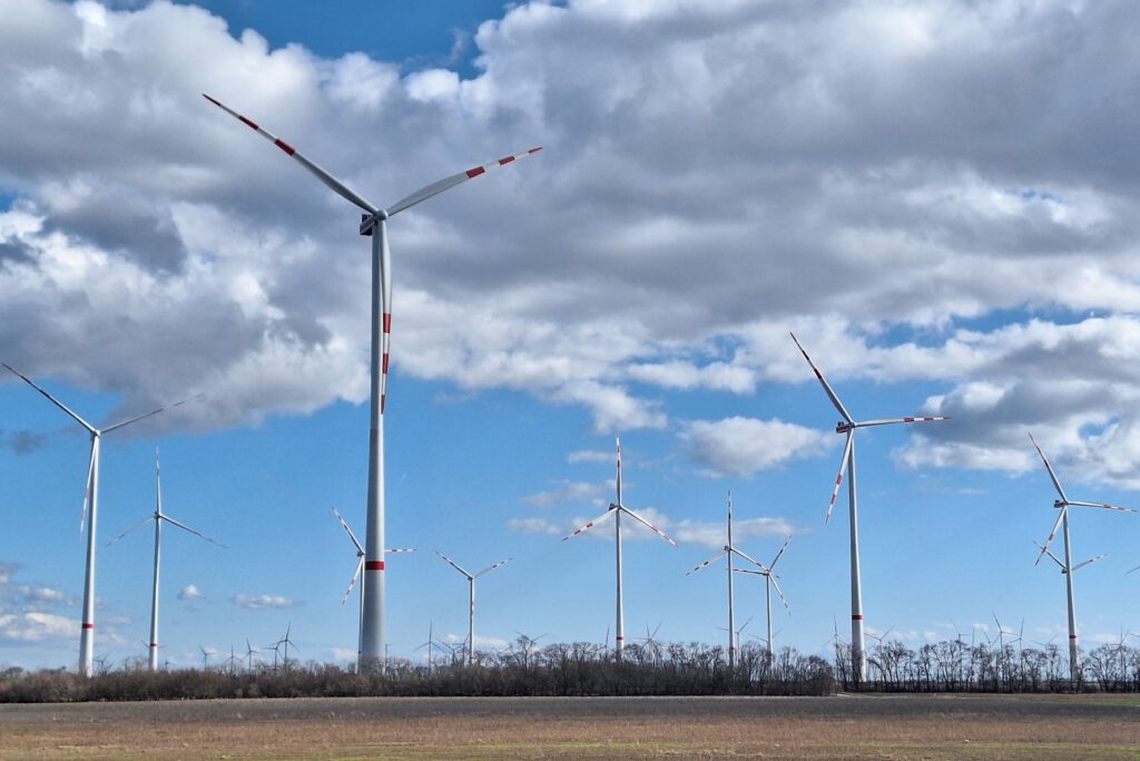 Windräder auf einem Feld